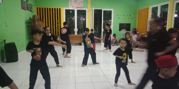 Latihan Pencak Silat Perguruan Silat Kera Putih