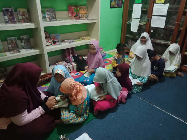 Pengelola Membimbing Anak-anak Membaca Alquran dan Hafalan Doa