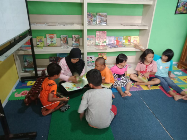 Pengelola Membaca Cerita untuk anak-anak