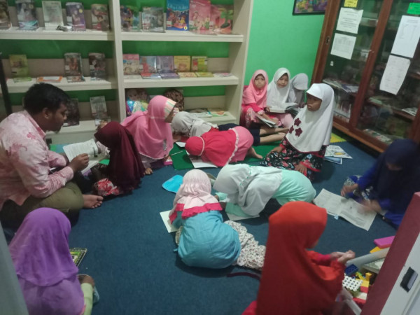 pengelola membimbing anak-anak membaca Alquran dan hafalan surat pendek