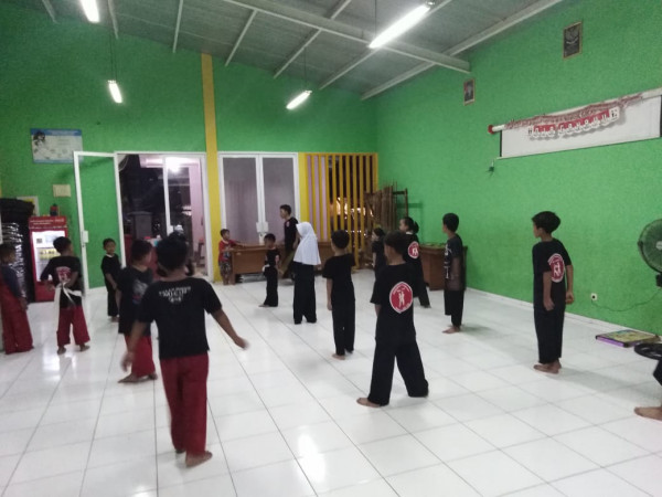 latihan kegiatan silat dari perguruan silat kera putih