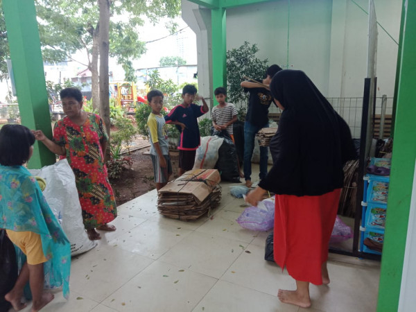 penimbangan sampah oleh pengelola untuk di jual di bank sampah