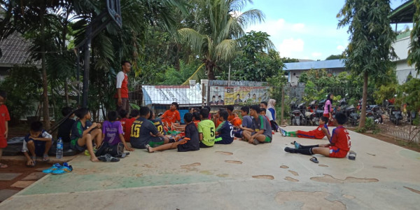 Koordinasi Pelatih fulsal dengan anak - anak