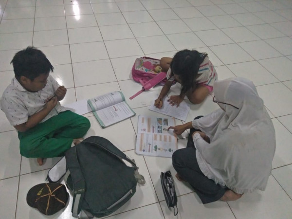 BIMBINGAN BELAJAR DI RPTRA