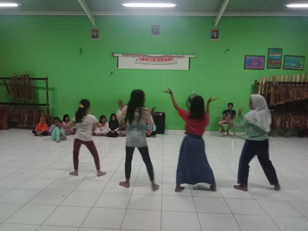 Berlatih tari tradisional