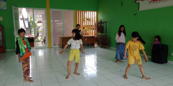 LATIHAN MENARI ONDEL-ONDEL