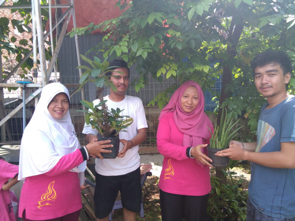 menerima bibit tanaman dari Mahasiswa univ Budi luhur