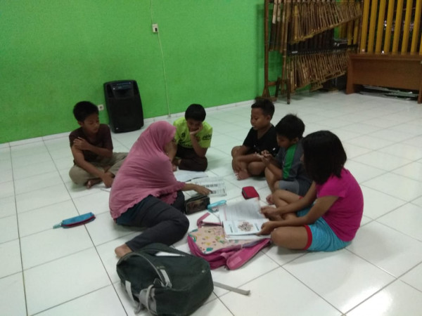 Bimbingan Belajar Oleh Ibu Erna