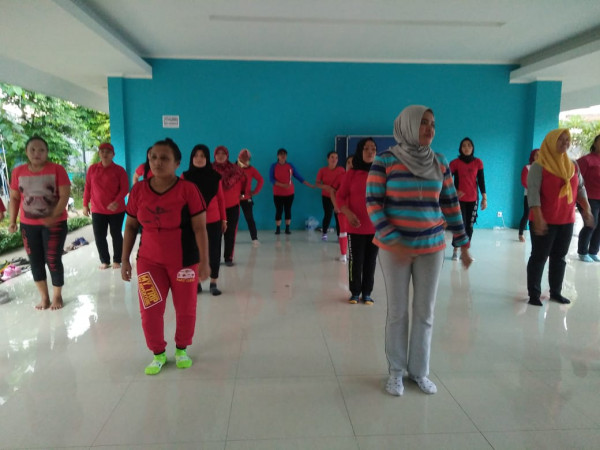 Senam Aerobic Ibu-ibu Warga Rw 006 klub ceriwis