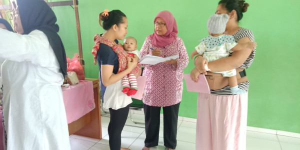 Posyandu dan penyuluhan kesehatan dan KIE KB oleh PKB kelurahan Ibu Darmiyati