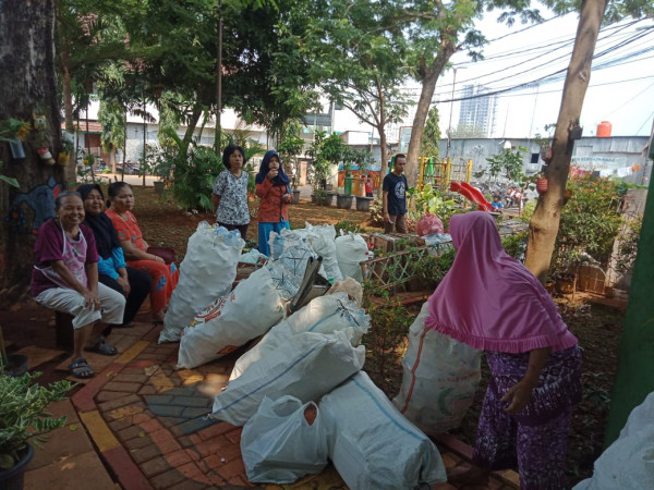 Kegiatan Bank Sampah Karang Taruna Kelurahan Karet Tengsin