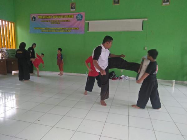 Berlatih Silat dari Sudin Pemuda dan Olahraga