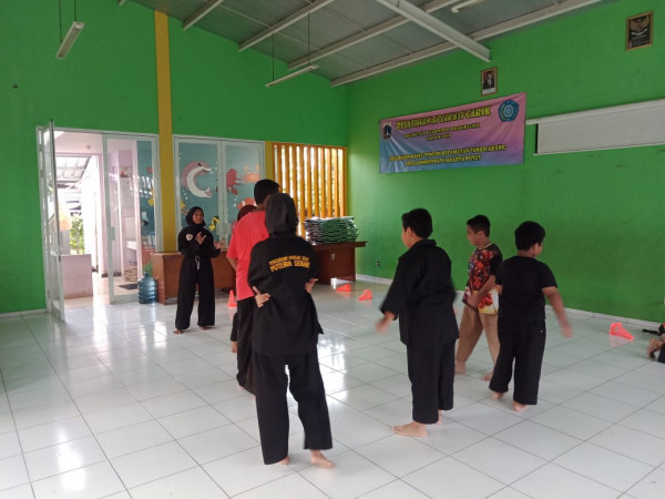 Berlatih Silat