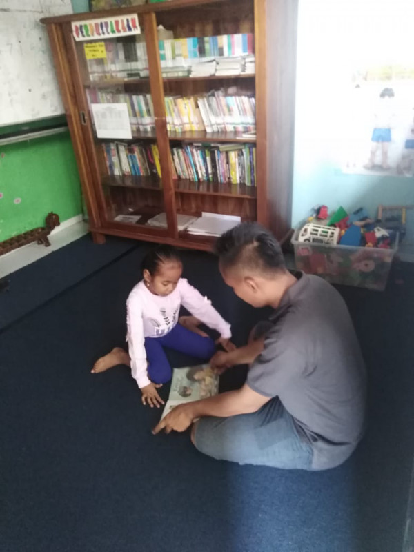 Membaca Buku di Perpustakaan RPTRA