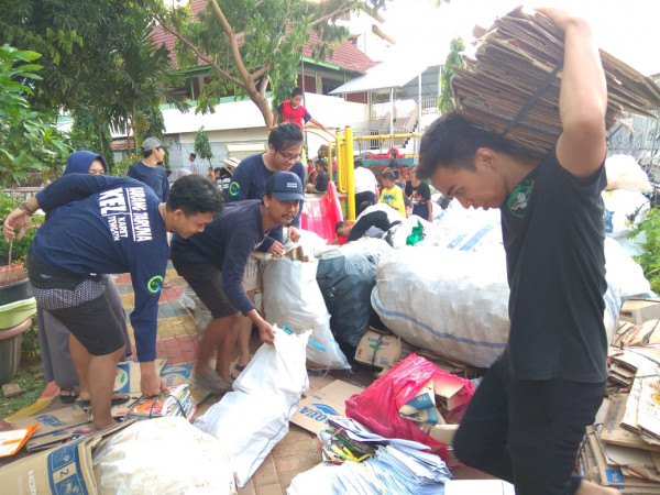 Pengangkutan Sampah oleh Karang Taruna Karet Tengsin