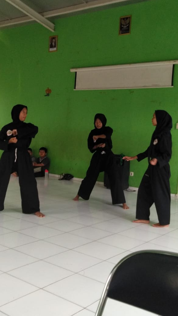 Berlatih Silat dari Sudin Pemuda dan Olahraga