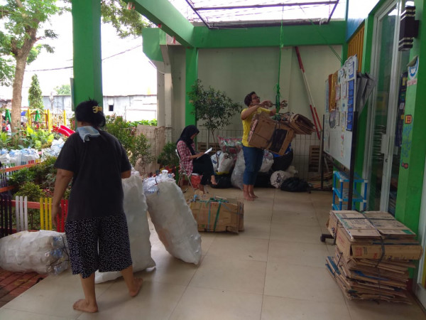 Kegiatan Bank Sampah Karang Taruna Kelurahan Karet Tengsin