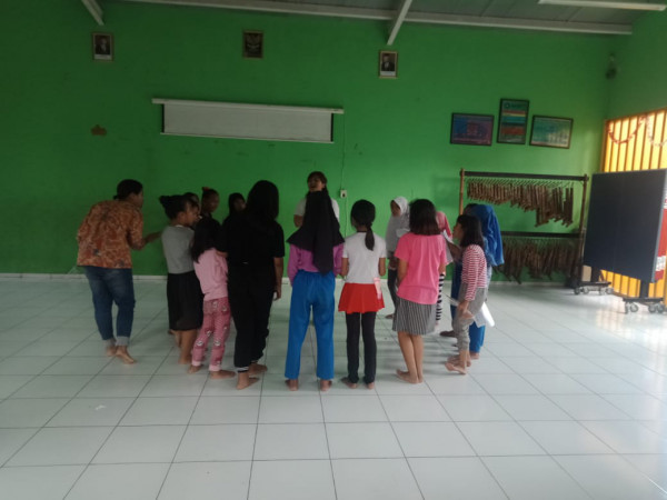 Berlatih Paduan Suara