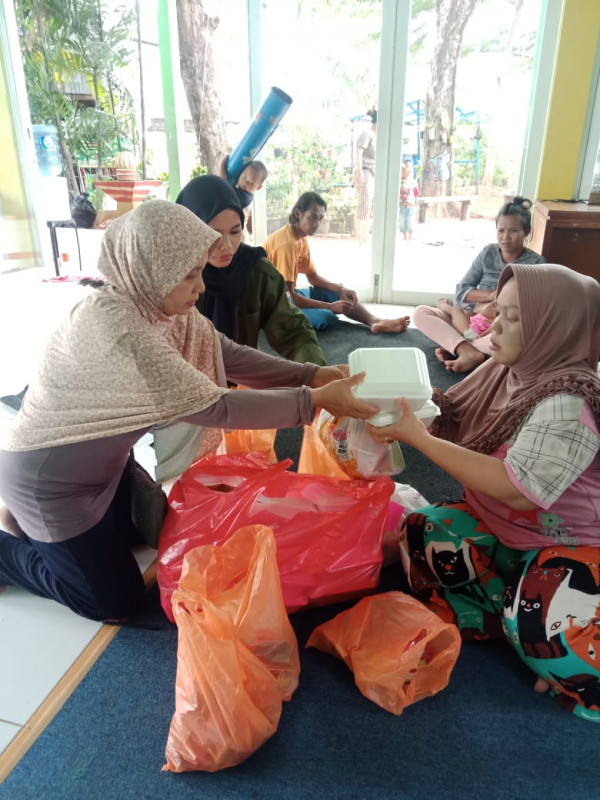 Memberi Nasi Box pada Pengungsi Kebanjiran