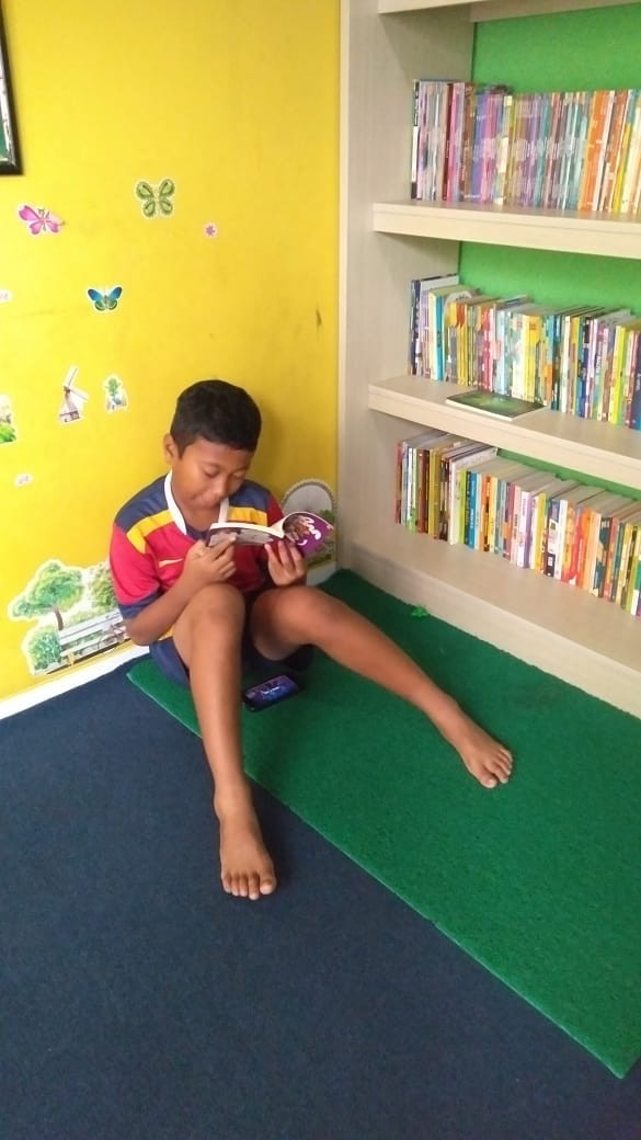 Membaca Buku di Perpustakaan RPTRA