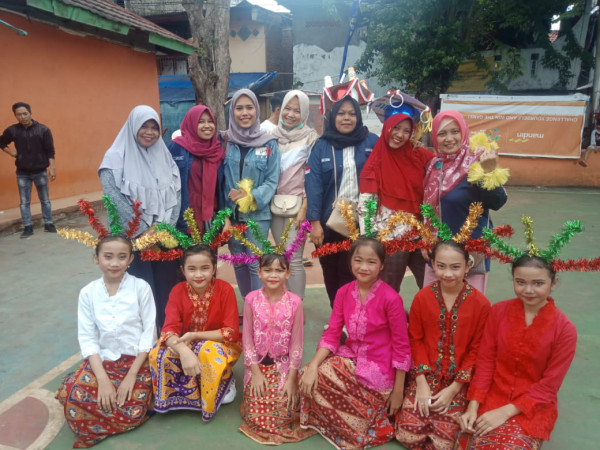 Mendampingi anak - anak binaan RPTRA tampil untuk menari Lenggang Bondel