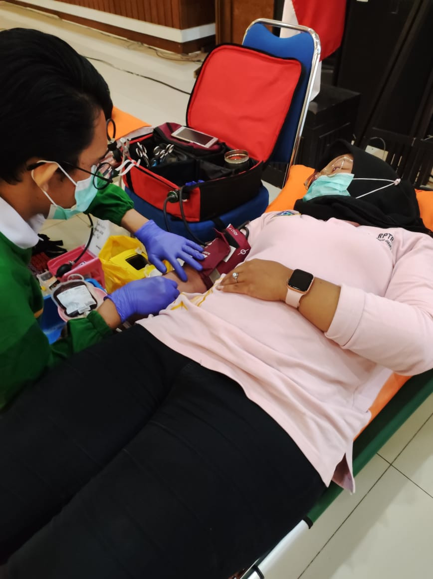 Pengelola RPTRA Ontiland Teduh Menjadi Peserta Donor Darah di Kantor Walikota jakarta Pusat