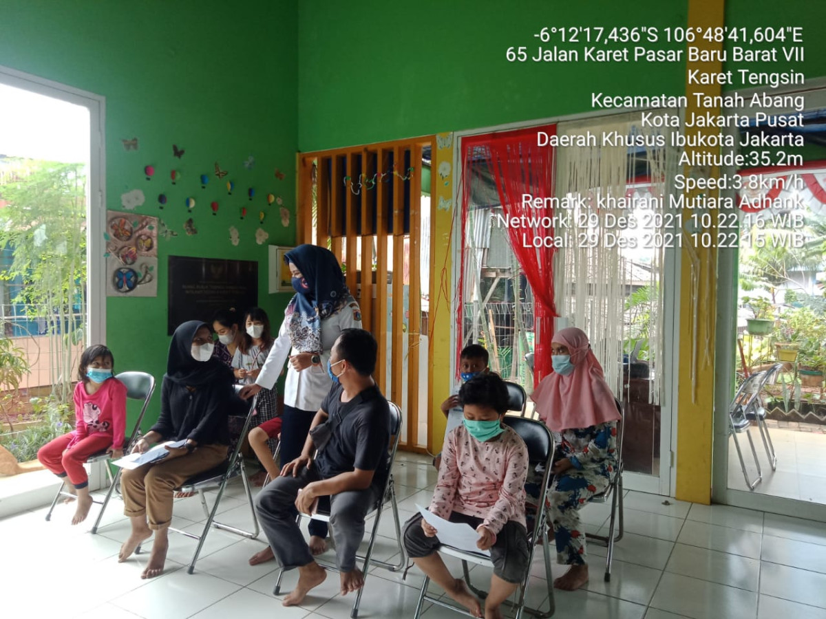 Kegiatan vaksinasi yang di selenggarakan oleh PKM Kelurahan Karet Tengsin