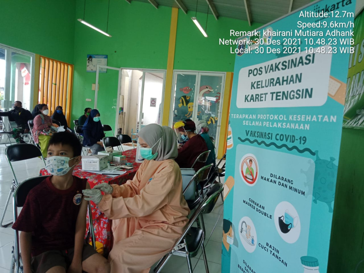 Kegiatan vaksinasi yang di selenggarakan oleh PKM Kelurahan Karet Tengsin
