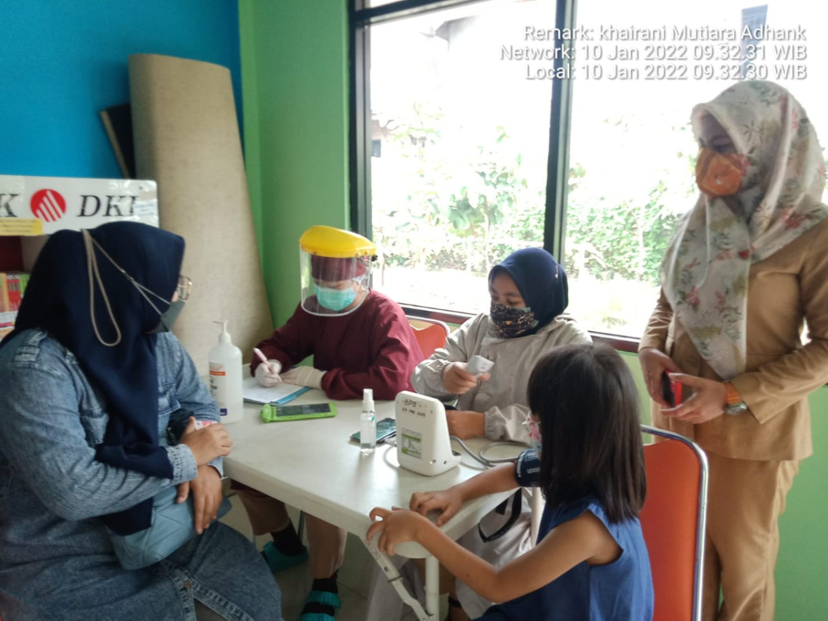 Vaksinasi Covid 19 oleh PKM kecamatan tanah Abang, kegiatan ini di monitoring oleh Kasie Kesra Kel. Karet Tengsin Ibu Annisa