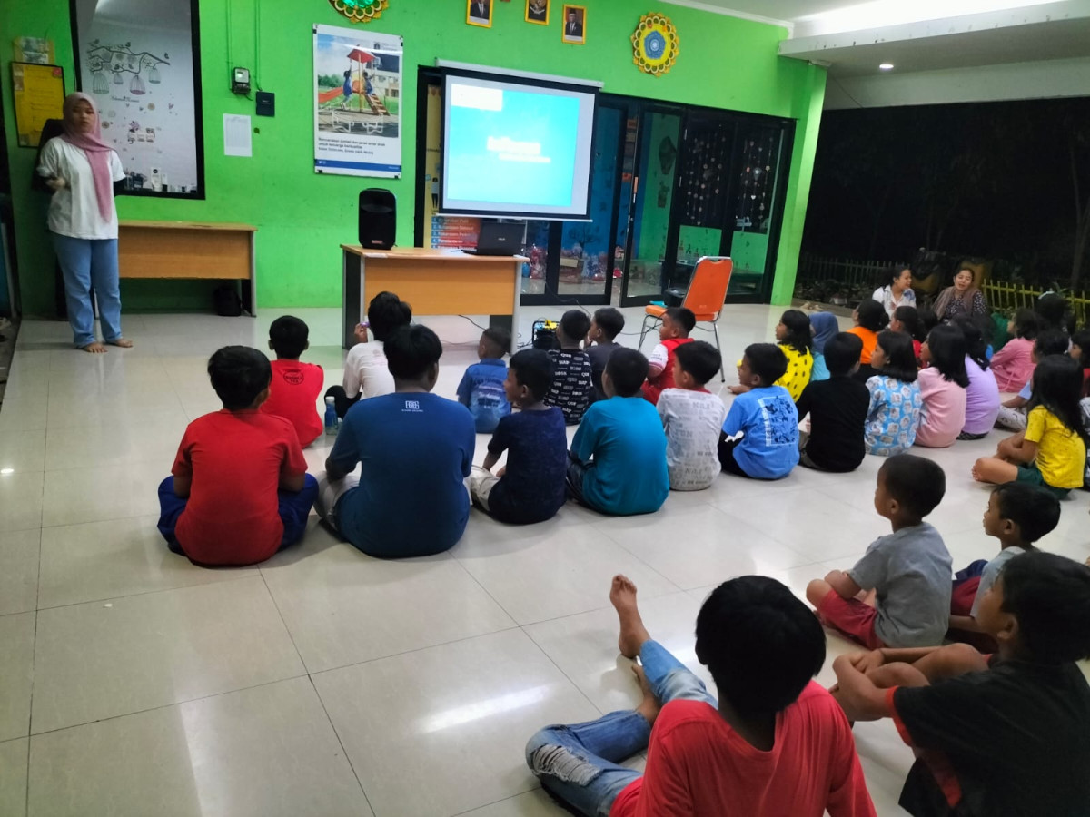 Nobar Film Sepatu Dahlan bersama Foraja Karet Tengsin dan anak-anak sekitar RPTRA