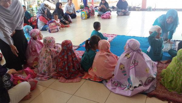 Praktek solat Anak Paud Ade Irma Suryani