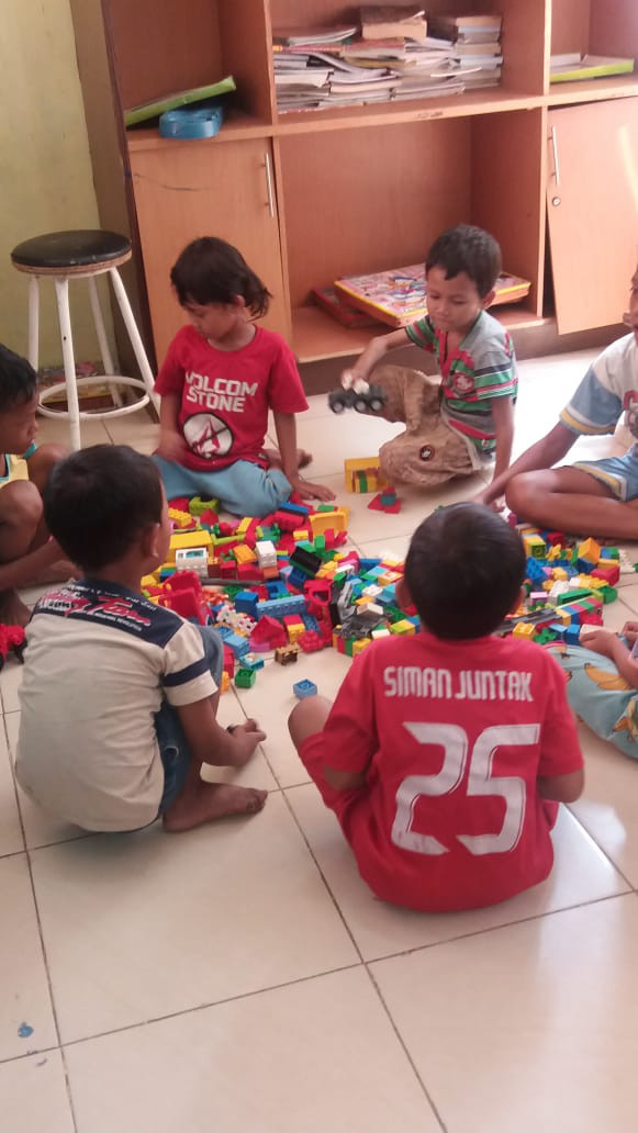 Kegiatan bermain lego bersama