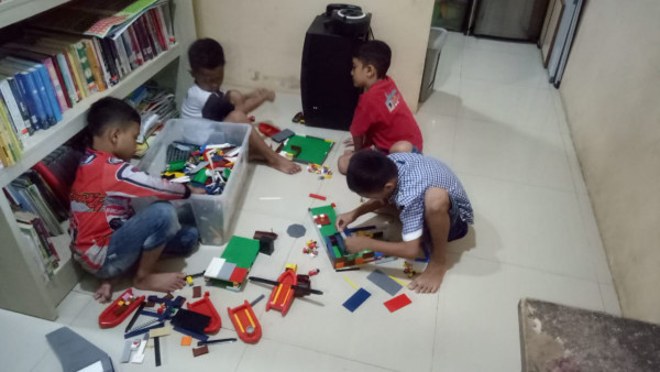 kegiatan bermain lego