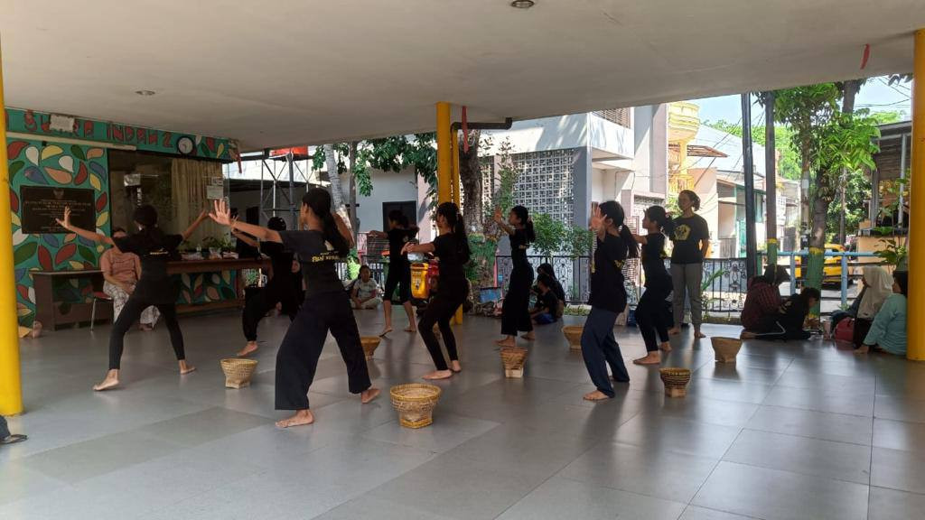 latihan tari tradisional sanggar sri budaya kelas remaja