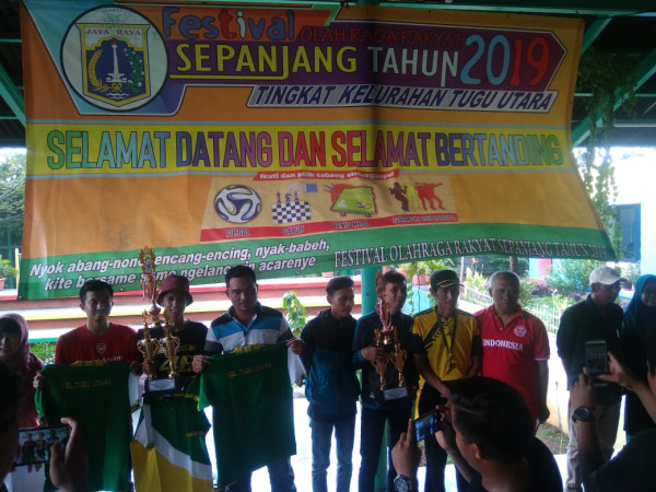 Pembagian Piala FOST