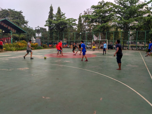 Bermain Futsal 