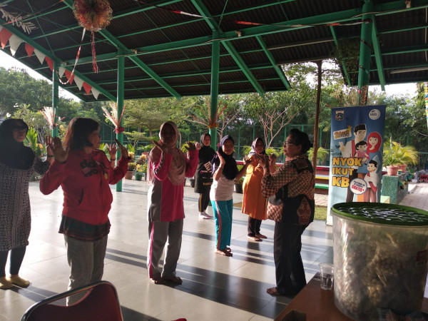 Latihan Tari Tor-tor Lansia Tugu Utara