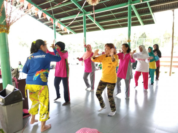 Latihan Senam Maumere Lansia