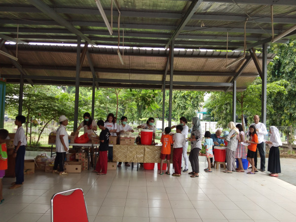 Kegiatan pembagian makan gratis dari Yayasan Saibaba