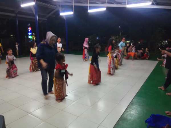 Memfasilitasi kegiatan menari