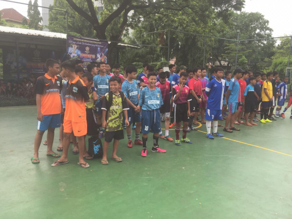 Memfasilitasi kegiatan turnamen futsal rw 011