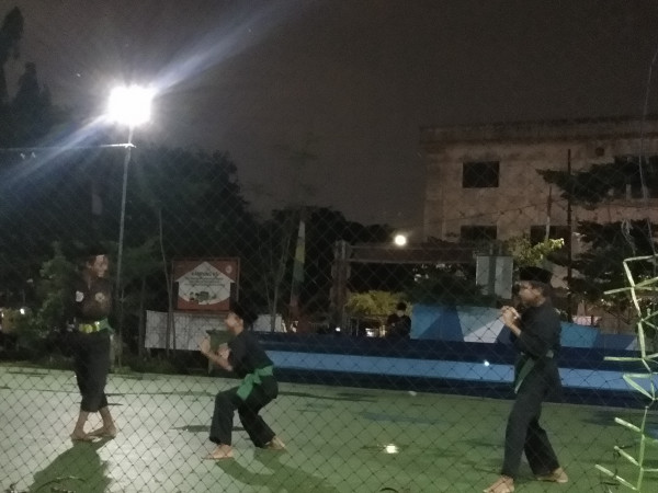 Memfasilitasi kegiatan latihan Pencak silat ttkdh