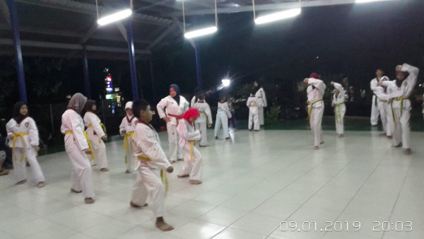 Memfasilitasi kegiatan Latihan Taekwondo