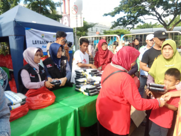 kegiatan Act pembagian 1000 makanan gratis