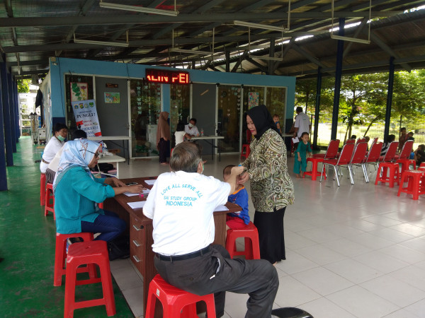 kegiatan berobatan gratis dari yayasan saibaba