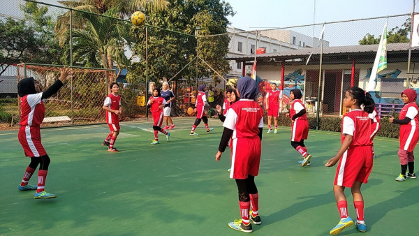 LATIHAN SEPAK BOLA BERKETAHAN PEREMPUAN DARI SAVE THE CHILDREN