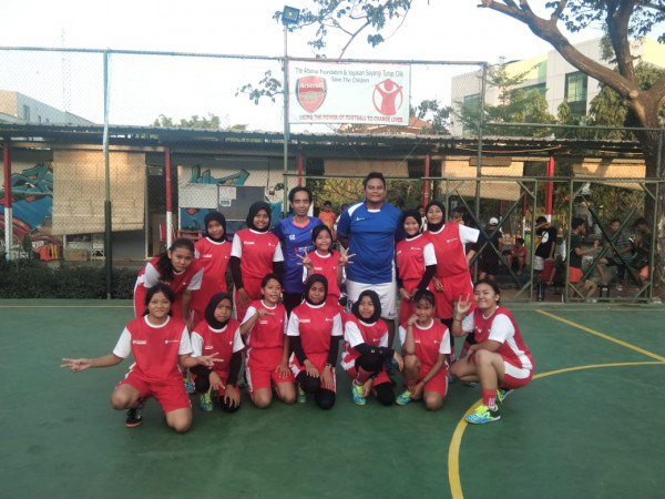 LATIHAN SEPAK BOLA BERKETAHAN PEREMPUAN DARI SAVE THE CHILDREN