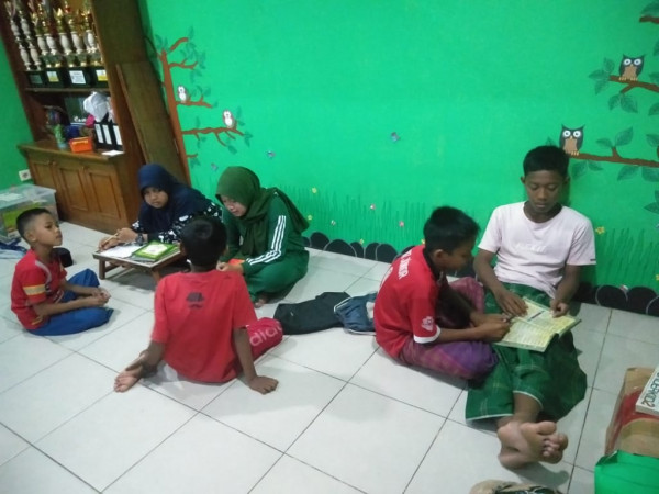 magrib mengaji dan belajar bersama anak forum anak