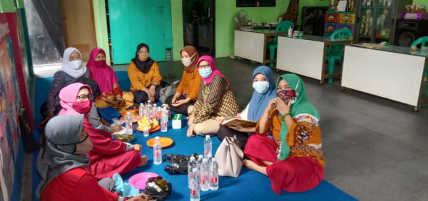 Mengikuti kegiatan pertemuan rutin PPKBRW 