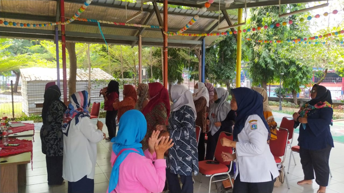 Keseruan para lansia ditengah-tengah materi